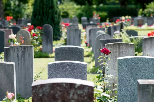 Divieto estivo di fiori freschi, vasi e ceri nel cimitero comunale